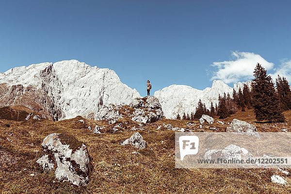 Österreich  Salzburger Land  Berchtesgadener Alpen  junge Frau auf Felsen stehend