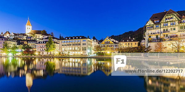 Schweiz  Kanton Bern  Thun  Aare  Altstadt mit Pfarrkirche und Aarequai zur blauen Stunde