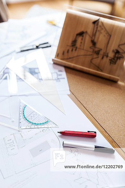 Entwürfe und Stifte auf dem Schreibtisch eines Architekten