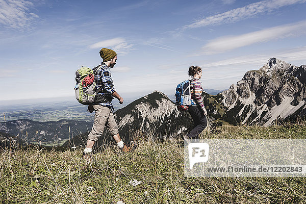 Österreich  Tirol  junges Paar Wandern in den Bergen