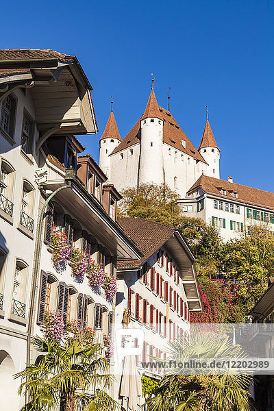 Schweiz  Kanton Bern  Thun  Altstadt mit Schloss Thun