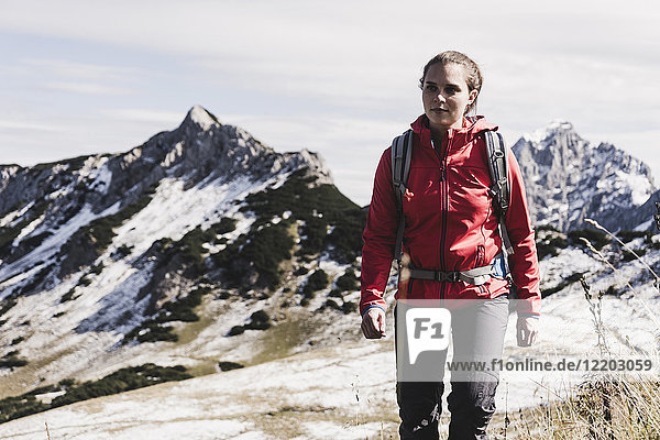 Österreich  Tirol  junge Frau beim Wandern in den Bergen