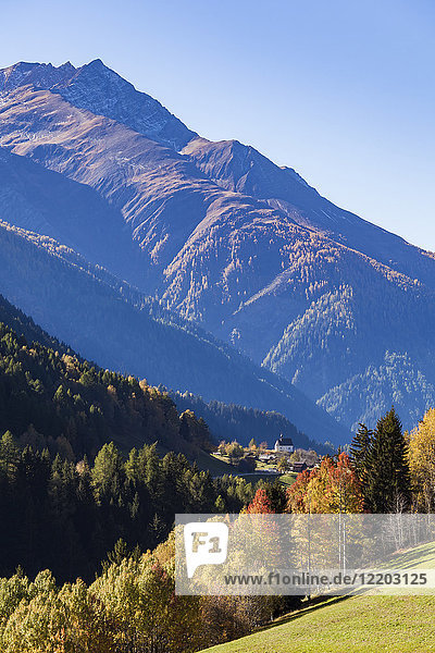 Schweiz  Wallis  Alpen  Goms  Blick auf Mühlebach  Kapelle der Heiligen Familie