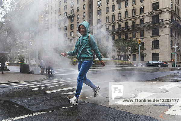 USA  New York  Frau in der Stadt an einem Regentag
