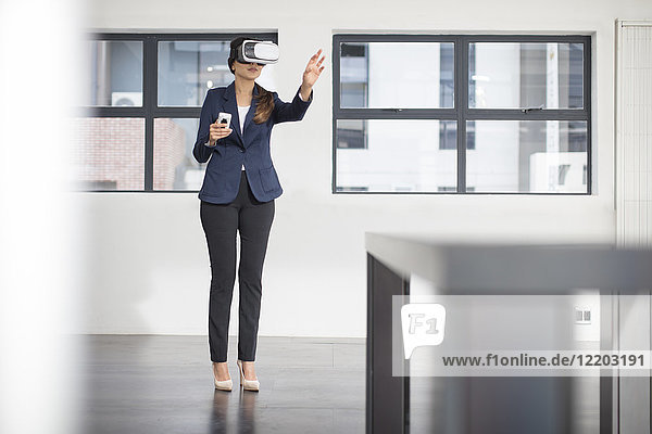 Geschäftsfrau mit VR-Brille im Büro