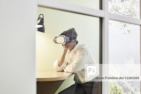 Geschäftsmann mit VR-Brille im modernen Büro