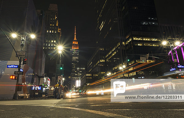 USA  New York City  Eighth Avenue und Empire State Building bei Nacht