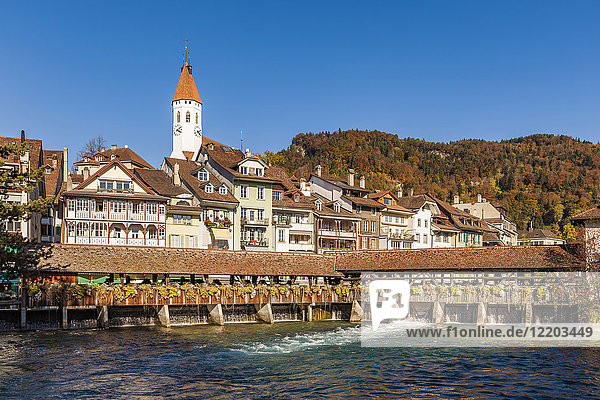 Schweiz  Kanton Bern  Thun  Aare  Altstadt mit Pfarrkirche und Schleusenbrücke