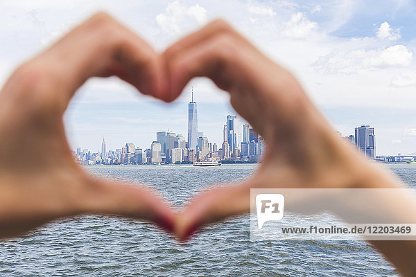 USA  New York  herzförmige Hände vor der Skyline von Manhattan