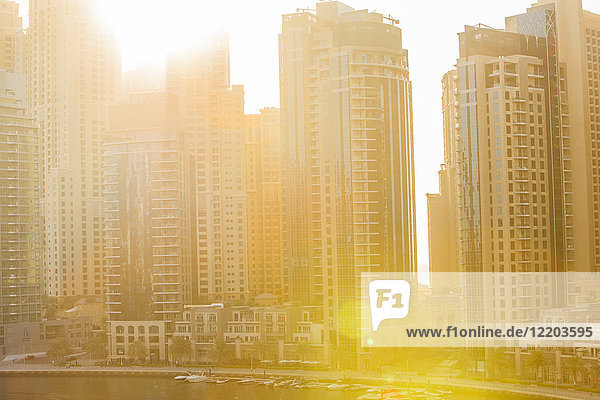 Vereinigte Arabische Emirate  Dubai  Dubai Marina und Sonnenlicht