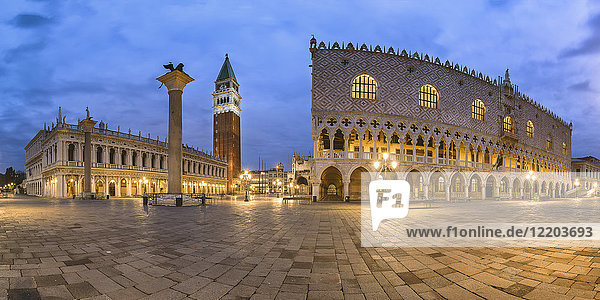 Italien,  Veneto,  Venedig,  Panoramablick auf Markusplatz,  Campanile di San Marco und Dogenpalast,  frühmorgens