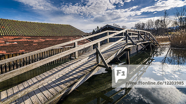 Deutschland  Bayern  Seehausen am Staffelsee  Bootshäuser und Holzbrücke