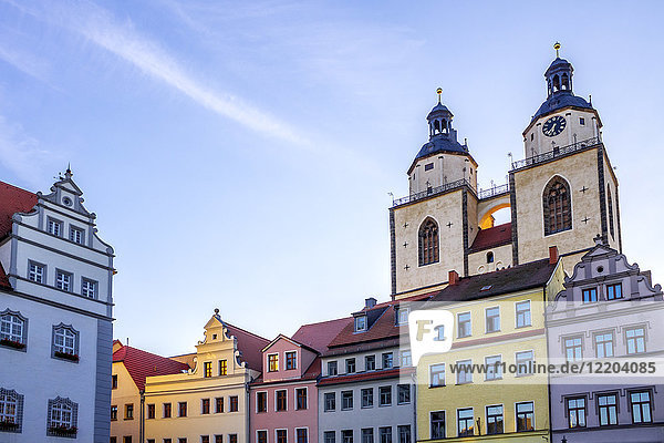 Deutschland  Lutherstadt Wittenberg  Blick auf Rathaus  Häuserzeile und Marienkirche im Hintergrund