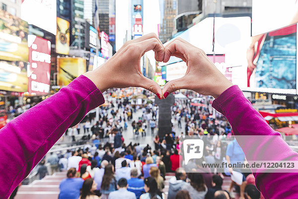 USA  New York  herzförmige Hände am Times Square