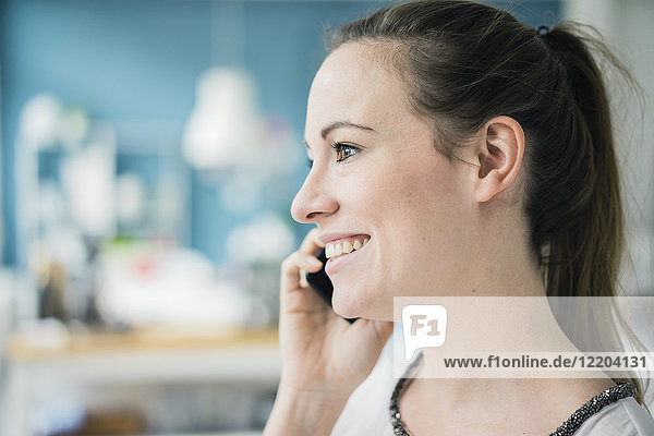Porträt der glücklichen Frau am Telefon  Nahaufnahme