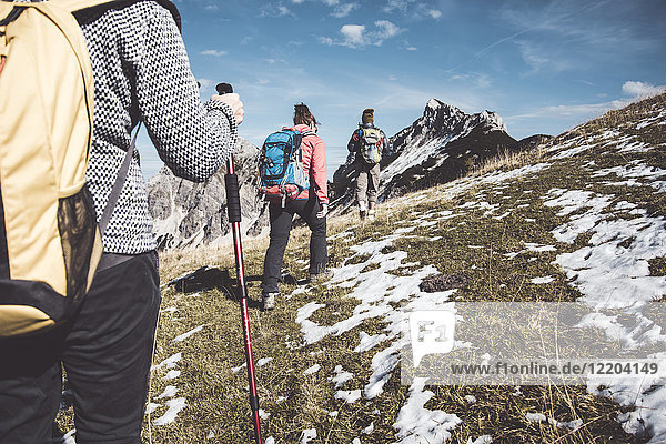 Österreich  Tirol  drei Wanderer beim Bergwandern