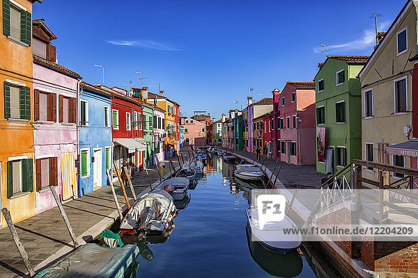 Italien  Venetien  Burano  Kanal mit Booten und bunten Häusern