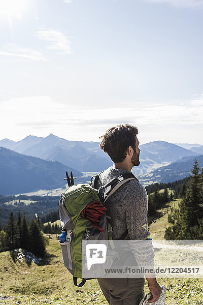 Österreich  Tirol  junger Mann in der Bergwelt mit Blick auf die Aussicht