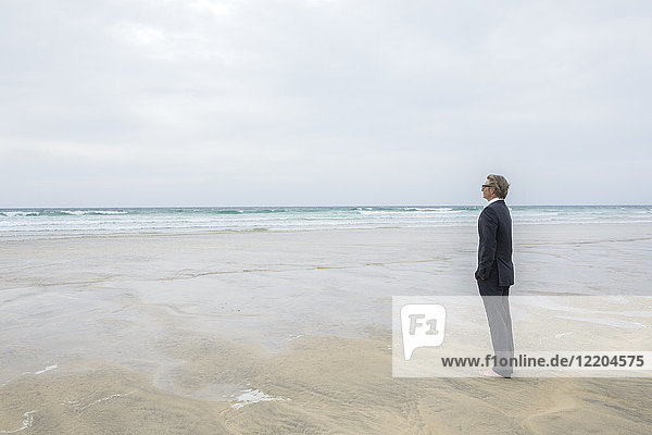 UK  Cornwall  Hayle  Geschäftsmann am Strand stehend mit Blick auf den Strand