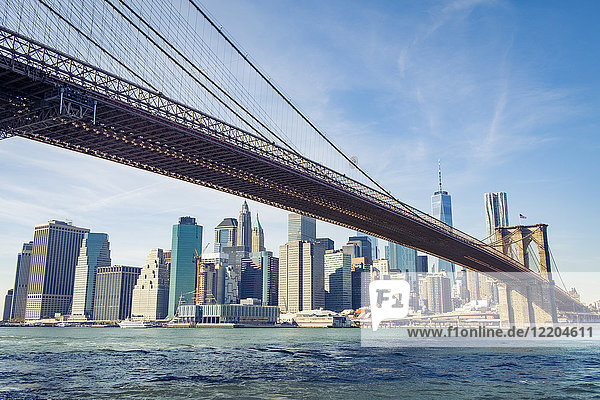 USA  New York City  Skyline und Brooklyn Bridge von Brooklyn aus gesehen