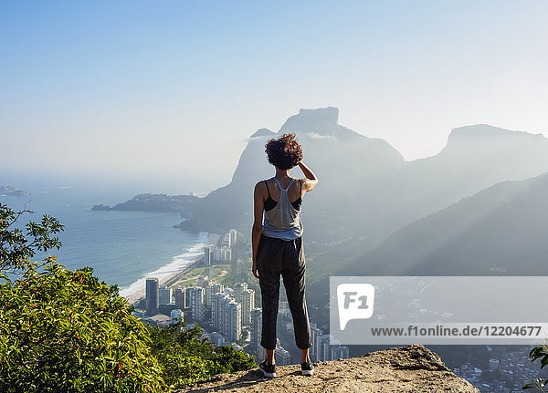 Brasilianisches Mädchen mit Blick auf den Pedra da Gavea und Sao Conrado vom Berg Dois Irmaos  Rio de Janeiro  Brasilien  Südamerika