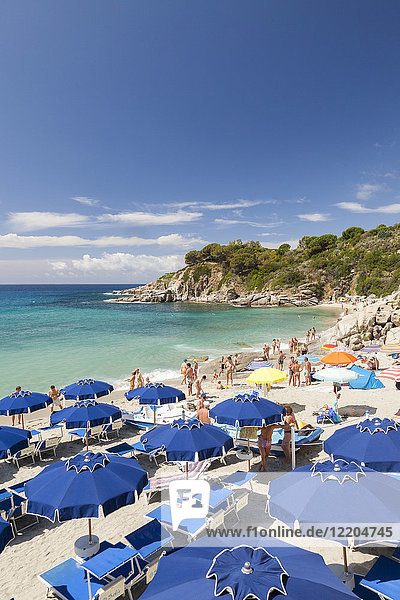 Sonnenliegen und Sonnenschirme, Cavoli Strand, Marciana, Insel Elba, Provinz Livorno, Toskana, Italien, Europa