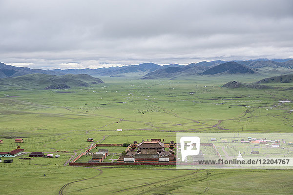 Ansicht des Klosters Amarbayasgalant von oben  Berg Buren-Khaan  Bezirk Baruunburen  Provinz Selenge  Mongolei  Zentralasien  Asien