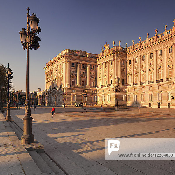 Königlicher Palast (Palacio Real) bei Sonnenaufgang  Madrid  Spanien  Europa