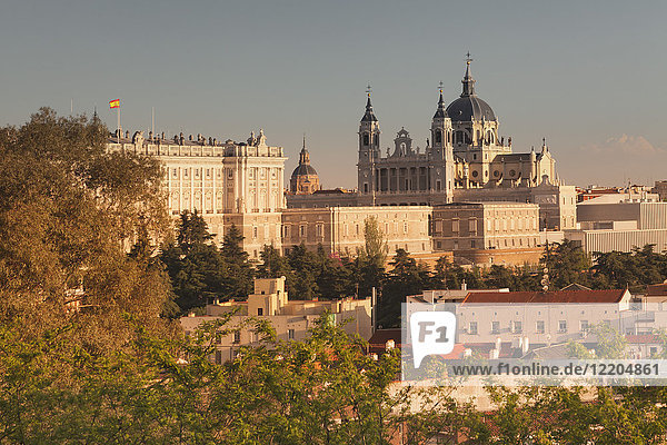 Königspalast (Palacio Real) und Almudena-Kathedrale (Santa Maria la Real de La Almudena) bei Sonnenuntergang  Madrid  Spanien  Europa
