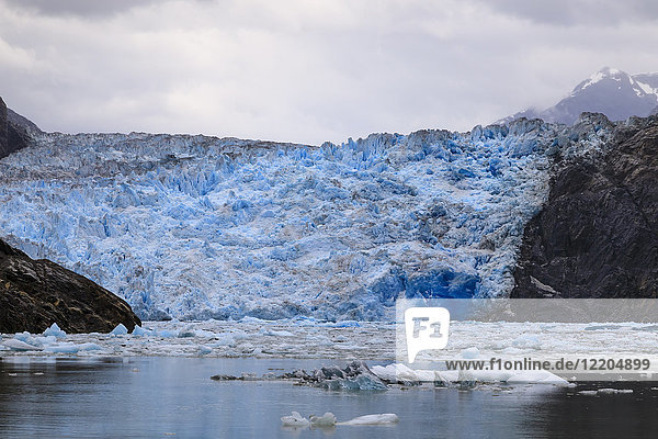 Packeis und blaue Eiswand des South Sawyer Glacier  Bergkulisse  Stikine Icefield  Tracy Arm Fjord  Alaska  Vereinigte Staaten von Amerika  Nordamerika