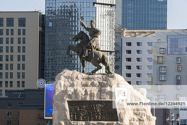 Damdin Sukhbaatar-Statue mit Wolkenkratzern im Hintergrund  Ulan Bator  Mongolei  Zentralasien  Asien