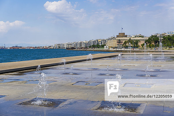 Blick auf die Fontänen im Bereich der Sonnenschirme  die Statue von Alexander dem Großen und das Wahrzeichen der Stadt  den Weißen Turm  Thessaloniki  Griechenland  Europa