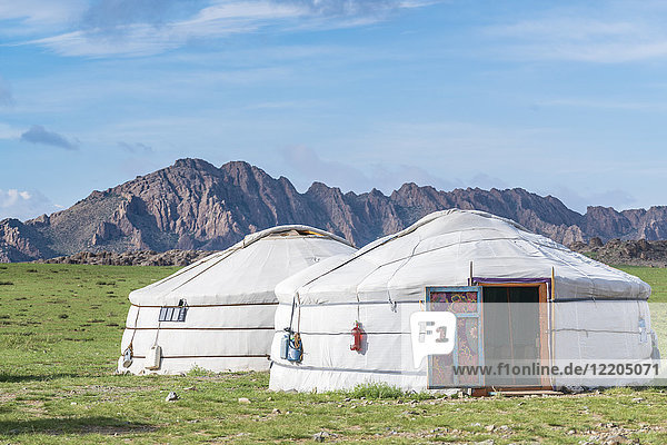 Mongolische Gers und Berge im Hintergrund  Provinz Mittelgobi  Mongolei  Zentralasien  Asien