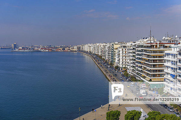 Panoramablick vom Wahrzeichen der Stadt  dem Weißen Turm  auf die historische Uferpromenade und das Hafengebiet  Thessaloniki  Griechenland  Europa