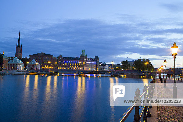 Abend  Hafenviertel  Gamla Stan auf der linken Seite  Stockholm  Schweden  Skandinavien  Europa