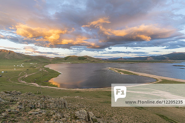Sonnenuntergang über dem Weißen See  Bezirk Tariat  Provinz Nord-Hangay  Mongolei  Zentralasien  Asien