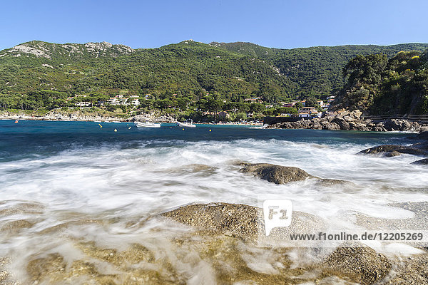 Wellen brechen an Felsen  Strand von Pomonte  Marciana  Insel Elba  Provinz Livorno  Toskana  Italien  Europa