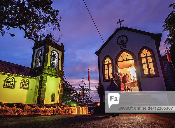 Kirche und Imperio de Espirito Santo in Manadas  Dämmerung  Insel Sao Jorge  Azoren  Portugal  Atlantik  Europa