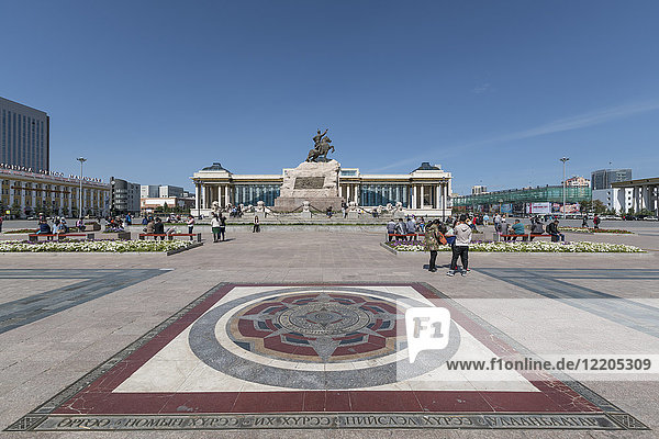 Touristen auf dem Sukhbaatar-Platz mit der Statue von Damdin Sukhbaatar  Ulan Bator  Mongolei  Zentralasien  Asien