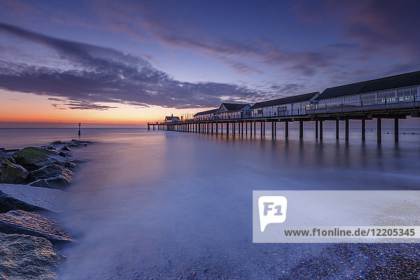 Southwold Pier in der Morgendämmerung  Southwold  Suffolk  England  Vereinigtes Königreich  Europa