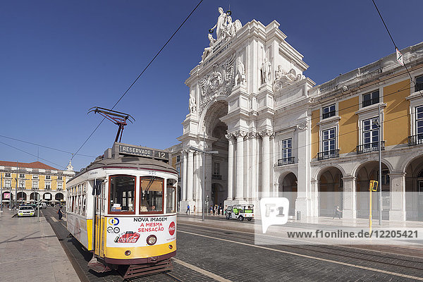 Straßenbahn  Triumphbogen Arco da Rua Augusta  Praca do Comercio  Baixa  Lissabon  Portugal  Europa