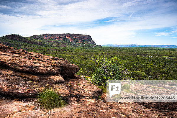 Blick vom Aussichtspunkt Nadab auf die heilige Stätte der Aborigines Ubirr  Kakadu-Nationalpark  UNESCO-Weltkulturerbe  Northern Territory  Australien  Pazifik