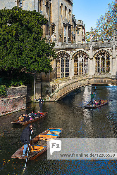 Stocherkähne unter der Seufzerbrücke  St. Johns College  University of Cambridge  Cambridge  Cambridgeshire  England  Vereinigtes Königreich  Europa