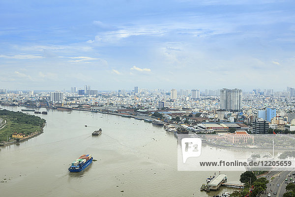 Die Skyline von Ho-Chi-Minh-Stadt (Saigon) mit dem Bitexco-Turm und dem Saigon-Fluss  Ho-Chi-Minh-Stadt  Vietnam  Indochina  Südostasien  Asien