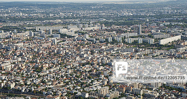 Die Vororte von Paris mit dem Hafengebiet im Hintergrund und den großen Wohnungen in Ville de Gennevilliers  Paris  Frankreich  Europa
