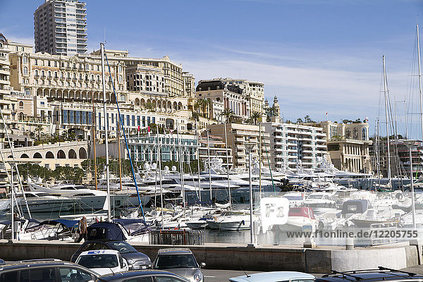Blick auf den Hafen von Monaco Ville (Porte Hercule) mit seinen Luxusschiffen  Monaco  Französische Riviera  Mittelmeer  Europa