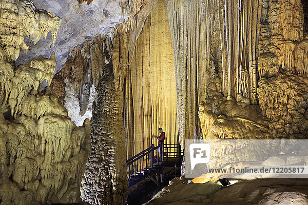 Das beleuchtete Innere der Paradieshöhle im Nationalpark Phong Nha Ke Bang  Quang Binh  Vietnam  Indochina  Südostasien  Asien