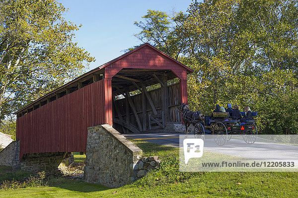 Amish Horse-drawn Buggy  Pool Forge Covered Bridge  gebaut 1859  Lancaster County  Pennsylvania  Vereinigte Staaten von Amerika  Nordamerika