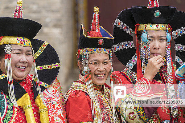Drei Frauen in traditionellen mongolischen Trachten  Harhorin  Provinz Süd-Hangay  Mongolei  Zentralasien  Asien