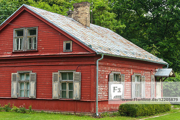 Altes hölzernes Familienhaus aus dem 19. Jahrhundert  Lettisches Ethnographisches Freilichtmuseum  Riga  Lettland  Europa